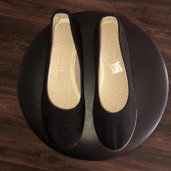 NWOT adorable 1 inch flats - Picture 9 of 10